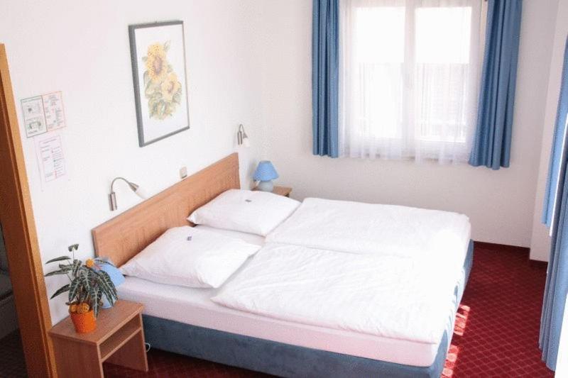 Hotel Schillerplatz エーリンゲン エクステリア 写真
